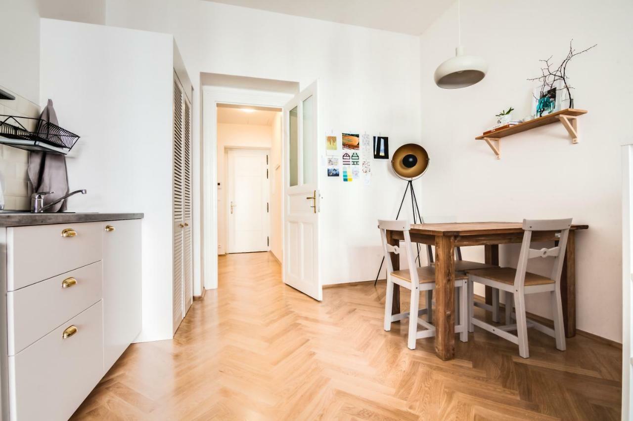 Trendy Local Apartment براغ المظهر الخارجي الصورة